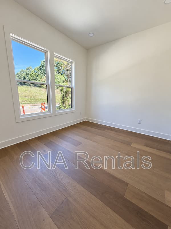 Atlanta House: 294 Roy St