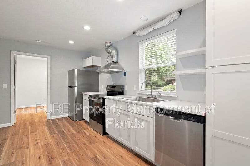 Williston House: 11330 NE 66th Lane