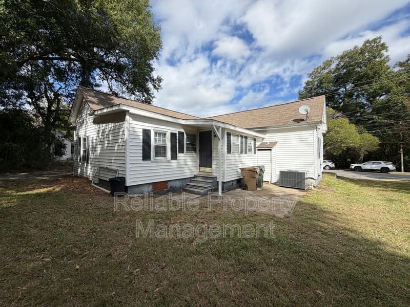 Clayton House: 525 E Main St