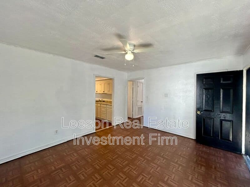Shreveport House: 3054 Amherst St.
