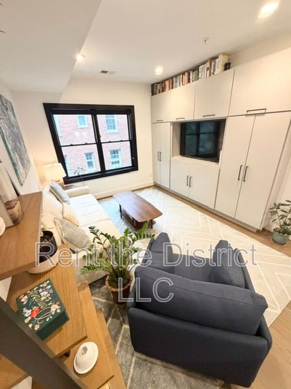 Washington Condo: 2615 University Place NW
