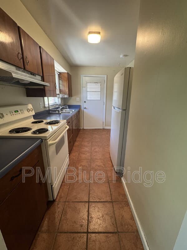 Hendersonville House: 707 Rhodes Park Dr
