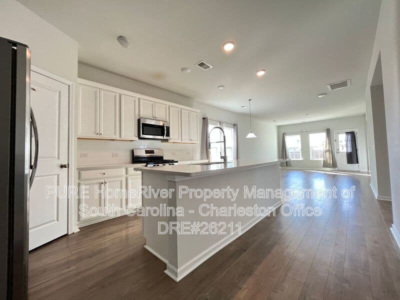 Goose Creek House: 105 Sequoia Ln