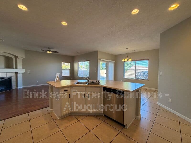 Rio Rancho House: 418 Paseo Roja Pl NE