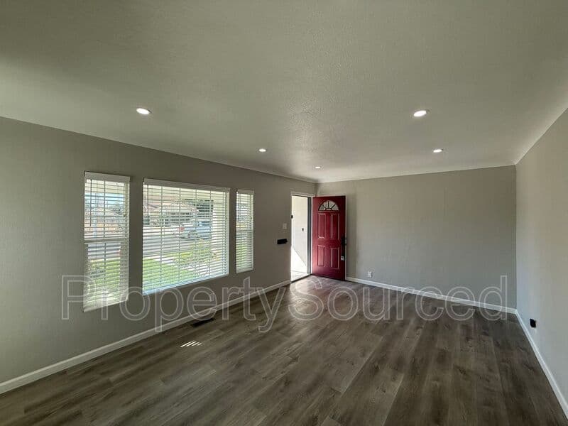 Manteca House: 807 W Yosemite