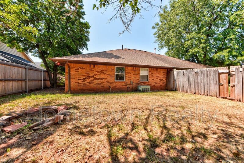 Norman Condo: 1713 Hillcrest Drive