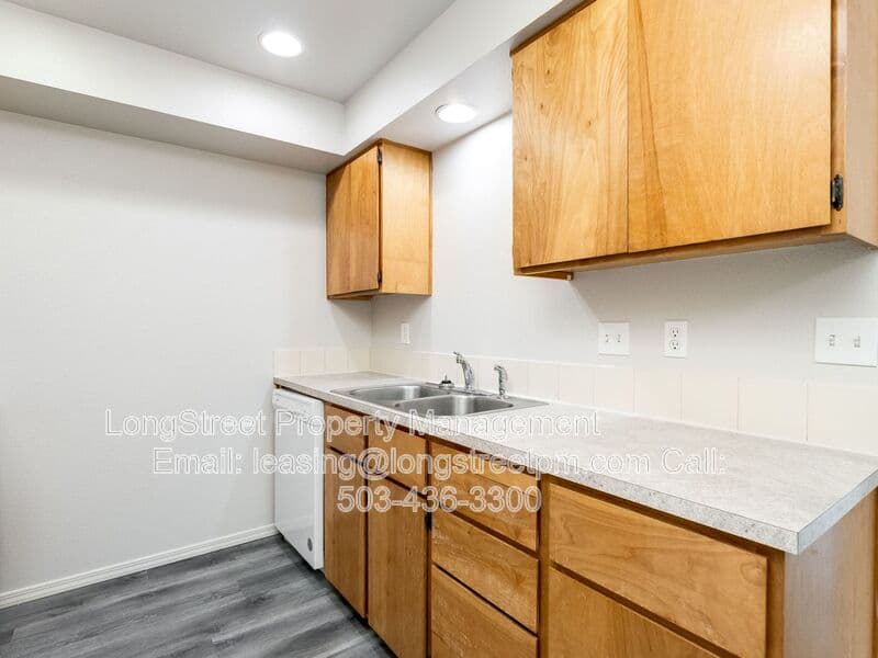 Portland Apartment: 8310 SE Rhine St