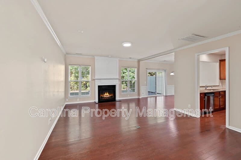 Charlotte House: 15422 Canmore St
