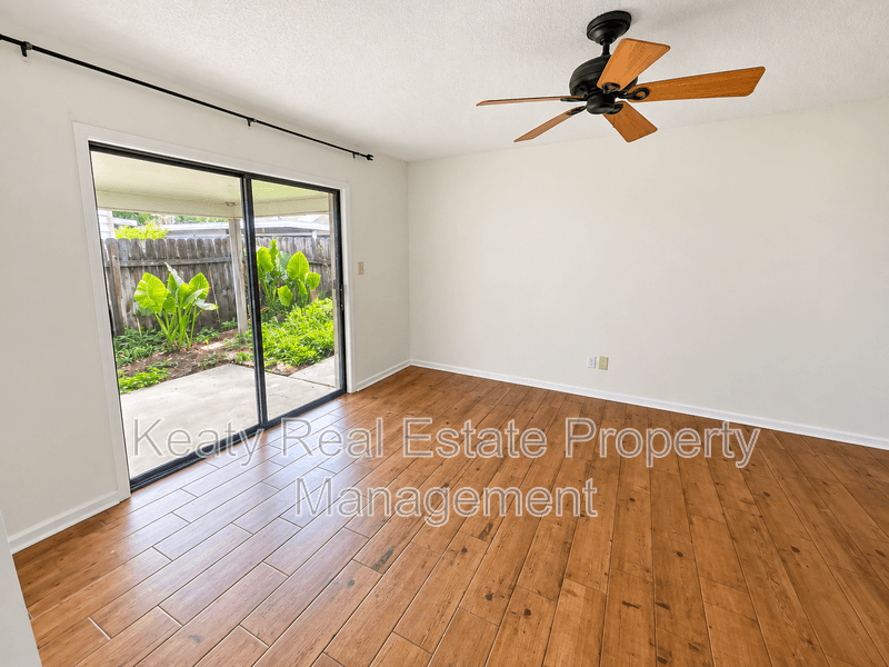 Lafayette House: 202 Long Plantation Boulevard