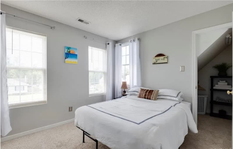 Sandston House: 420 Green Hollow Ln