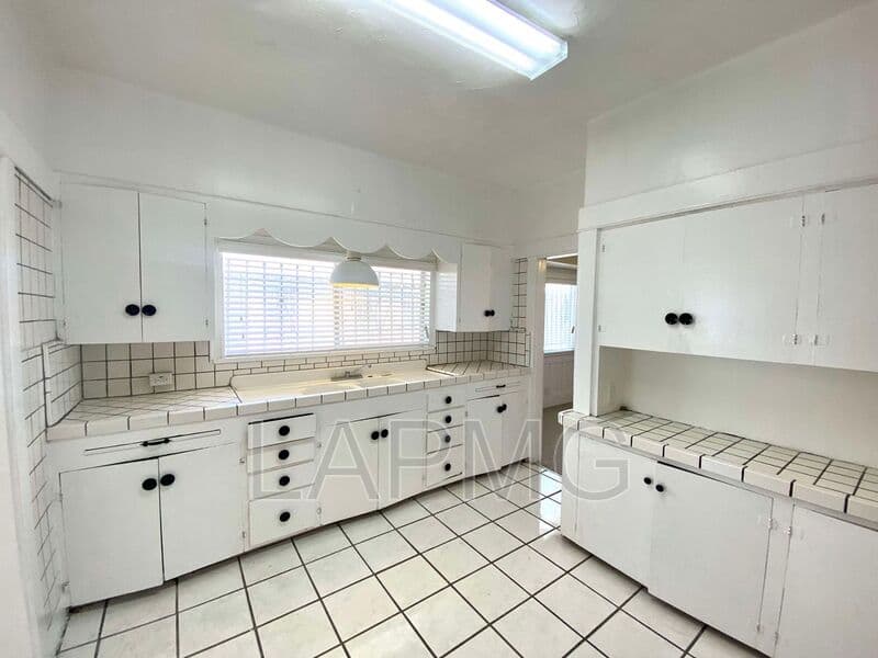 Los Angeles House: 1513 W 45th St