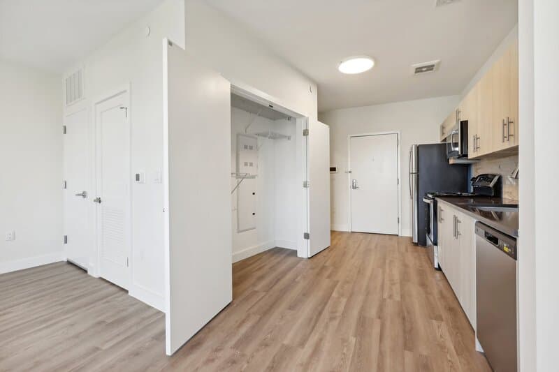 Orange Condo: 49s Day St. - 419