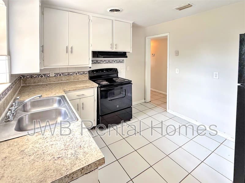 Jacksonville House: 4737 Sprite Rd