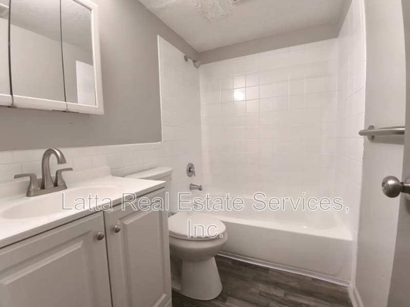 Independence Apartment: 12400-16 E 40th St S