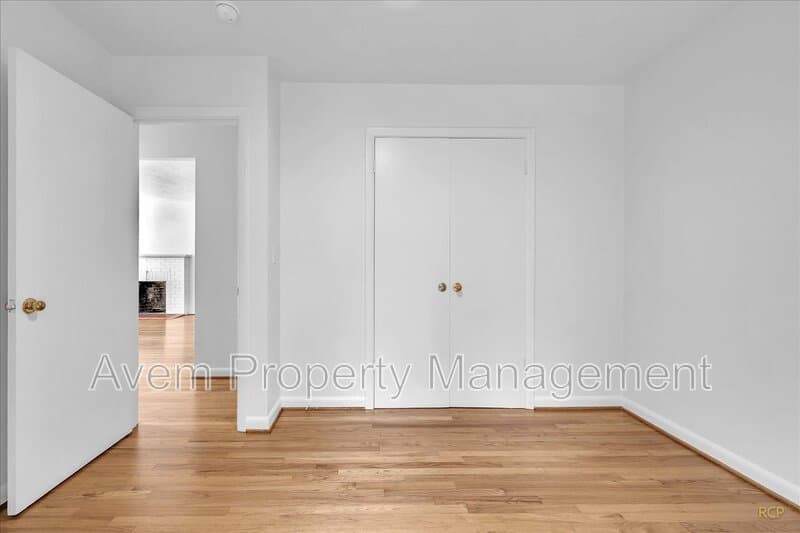 Portland House: 9710 S Corbett Lane