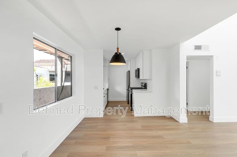 Los Angeles Condo: 12420 Woodgreen St