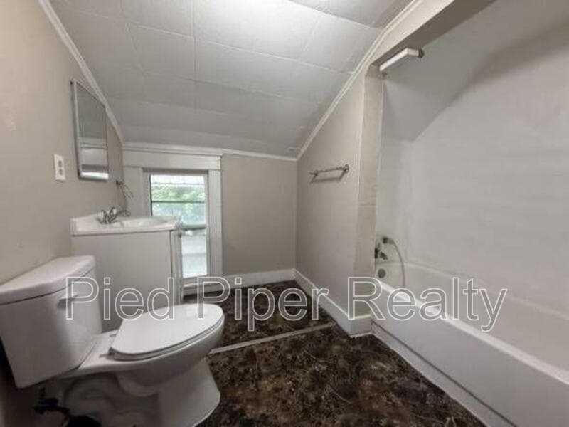 Freeport House: 712 E Shawnee St