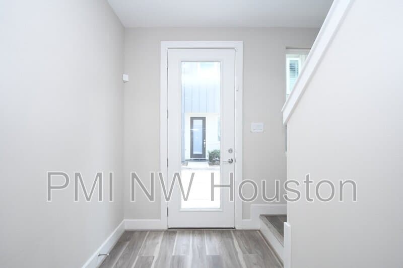 Houston House: 5904 Gardendale Dr