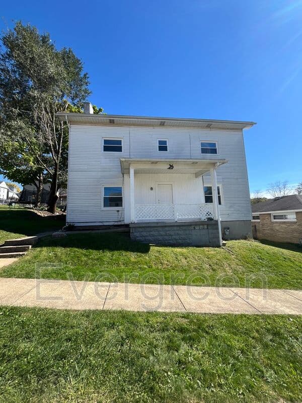 Manor House: 14 Cleveland Ave