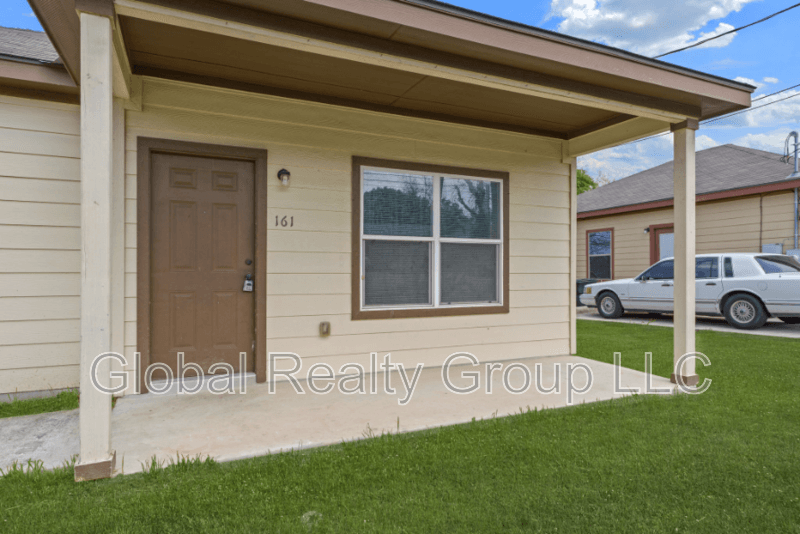 New Braunfels House: 161 S Krueger Ave