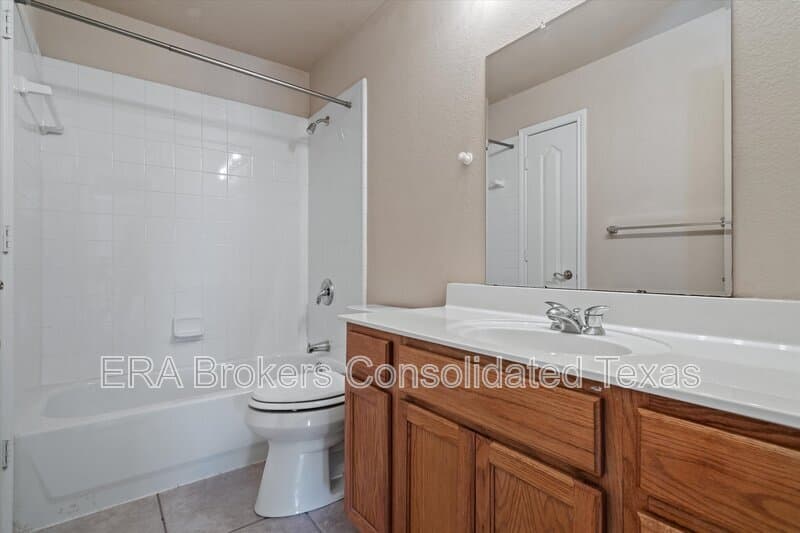Austin House: 8800 Hazelhurst Dr