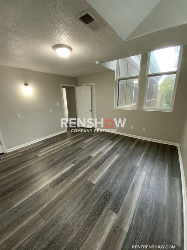 Trenton House: 900 S College St