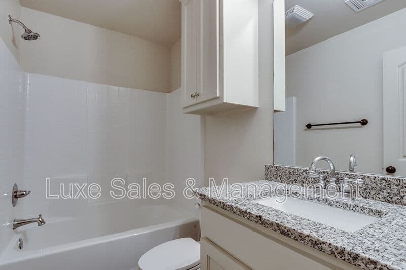 Edmond House: 341 Chalk Hill Ct