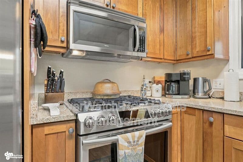 Eagle River House: 10610 High Bluff Dr