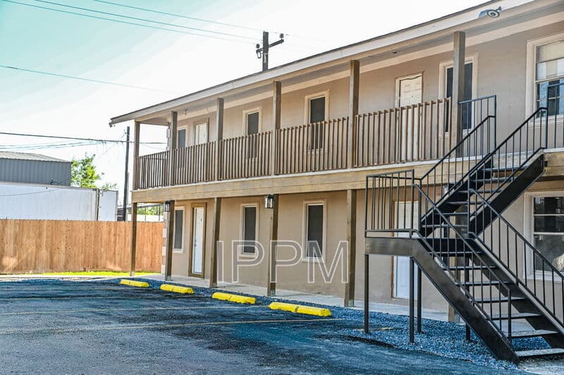 Alamo Condo: 1141 W Acacia