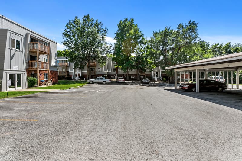 Lee's Summit Condo: 5 NW O'Brien Rd - 16