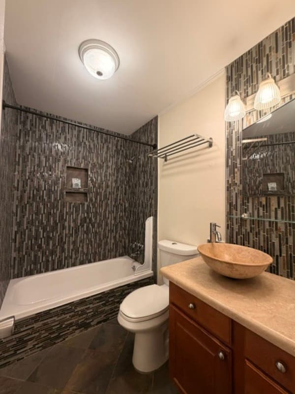 Columbia Condo: 801 Eastmont Drive #102