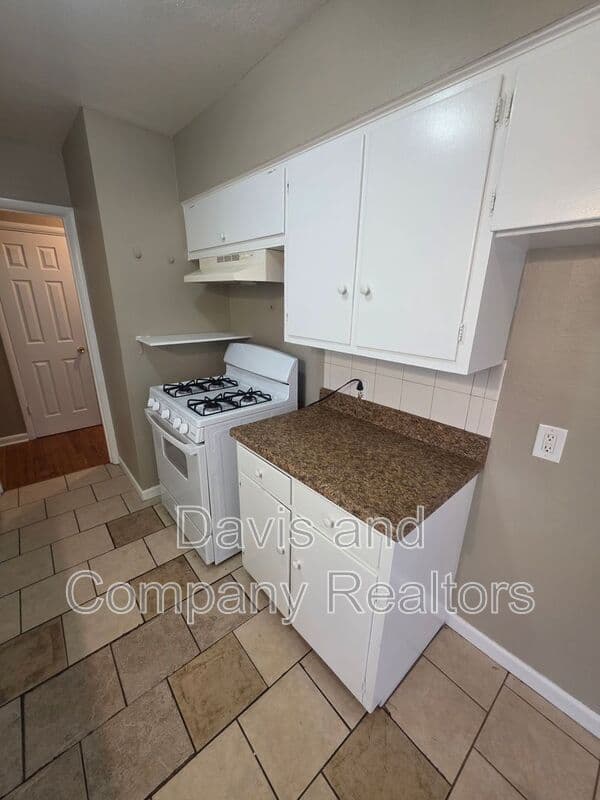 Midland House: 4210 Pasadena Dr