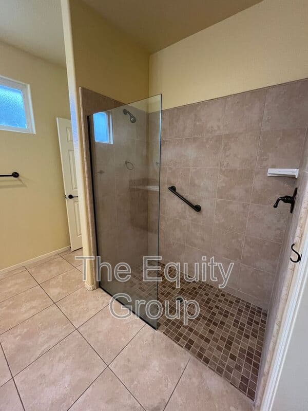Porterville House: 2139 W Clare Ave