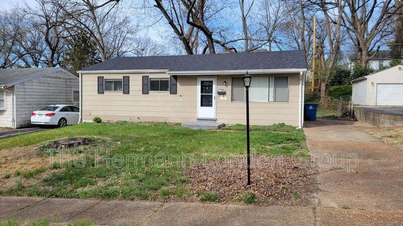 St Louis House: 227 Meadowcrest Dr