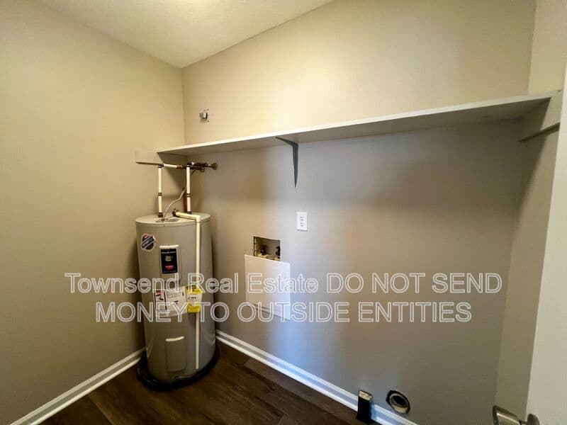 Fayetteville House: 1425D Ireland Dr