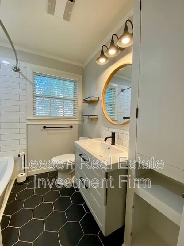 Shreveport House: 3792 Greenway Pl.