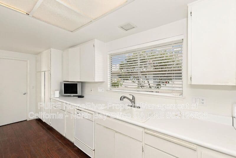 Santa Rosa House: 320 Oak Leaf Cir