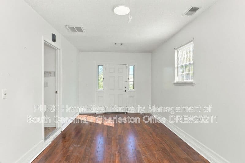 Summerville House: 108 Eaton Way