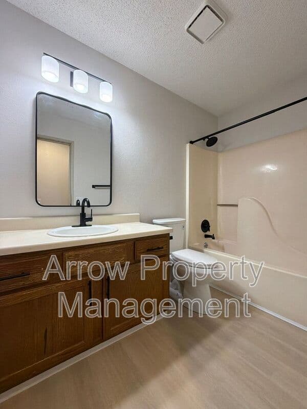 Lincoln Condo: 515 West Saunders Avenue