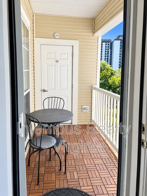 Alexandria Condo: 4550 Strutfield Ln