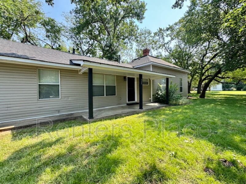 Claremore House: 302 W 8th St