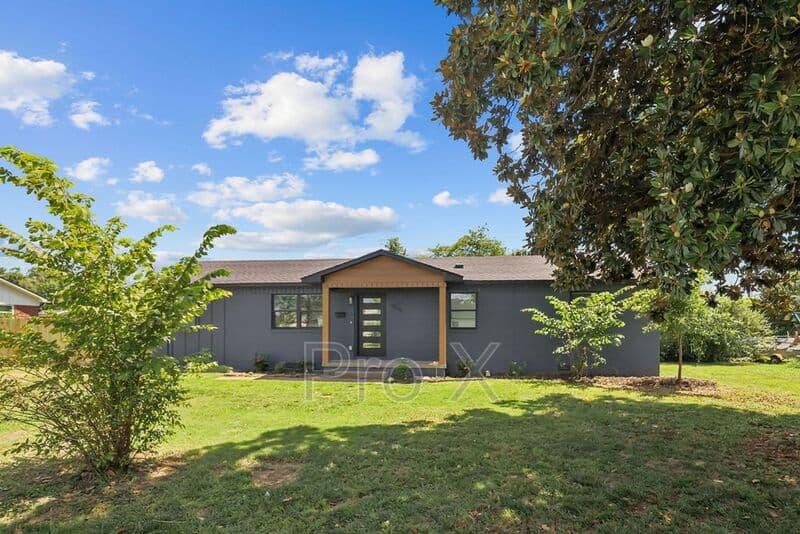 Bentonville House: 809 Carson Drive
