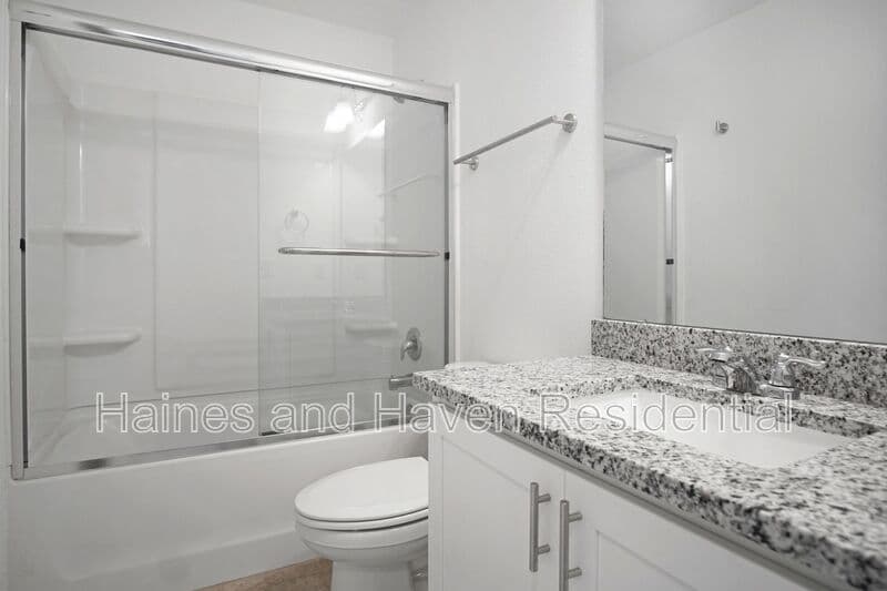 Lake Hamilton House: 2504 Peony Pl
