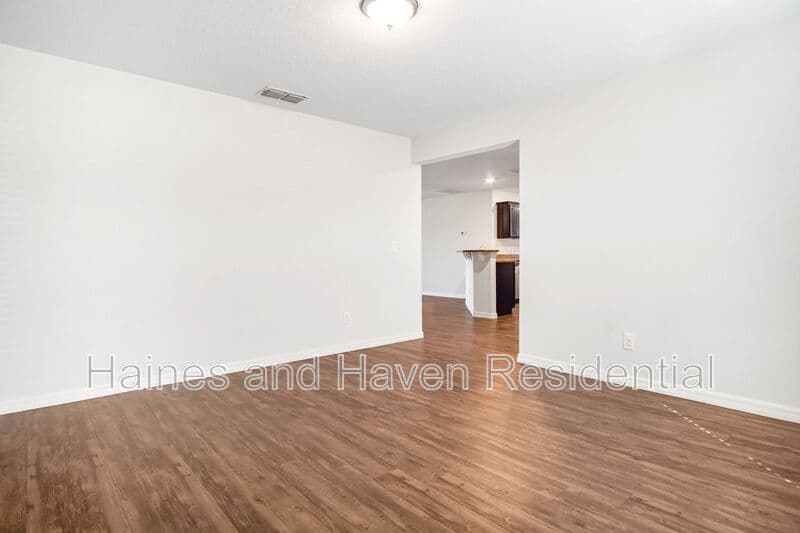 Dundee House: 1503 Swan Lake Cir