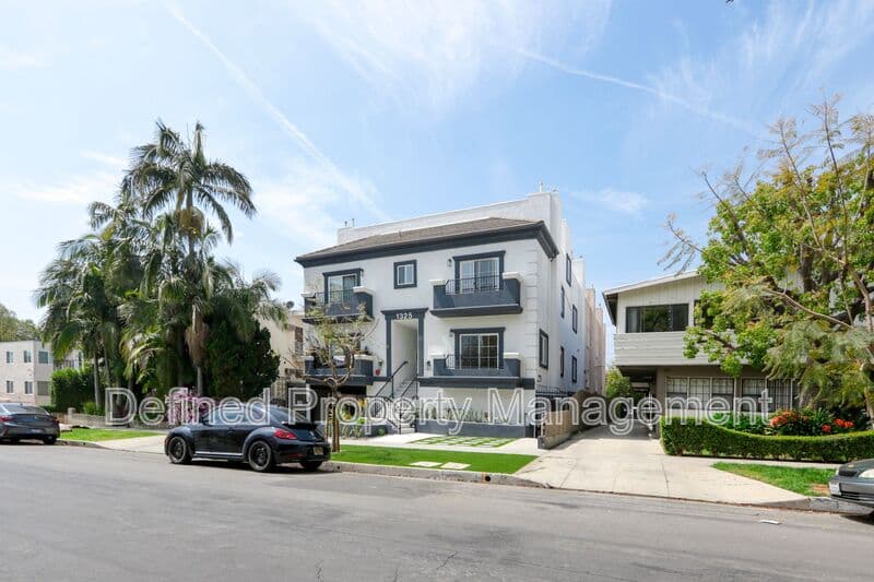 Los Angeles Condo: 1325 N Poinsettia