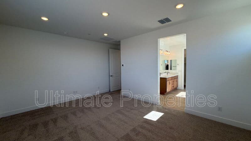 Peoria House: 31958 N 116th Ave