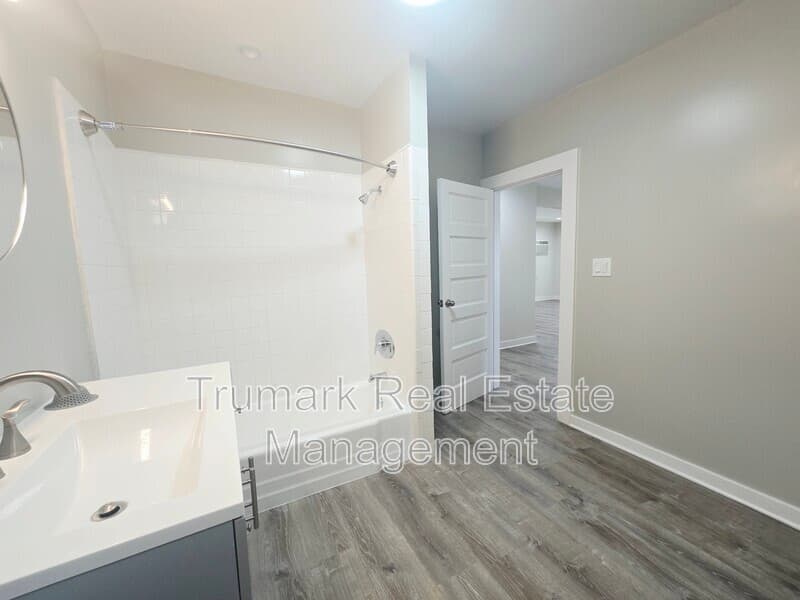 Glendale House: 433 W Garfield Ave
