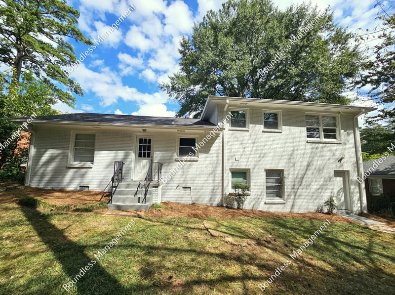 Decatur House: 2233 Leafmore Dr