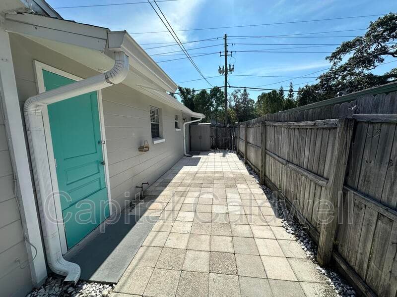 Dunedin House: 425 Milwaukee Ave
