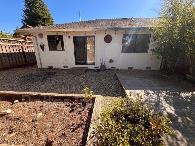 Healdsburg Condo: 427 North St